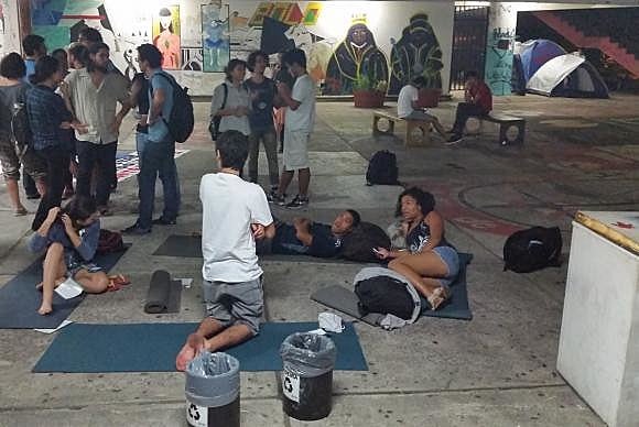 Estudantes da UFMG contrários ao impeachment acampam no pártio da Faculdade de Direito