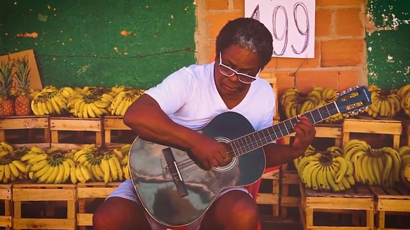 "Seu Val", como é conhecido pelos amigos, está em campanha para gravar três composições próprias
