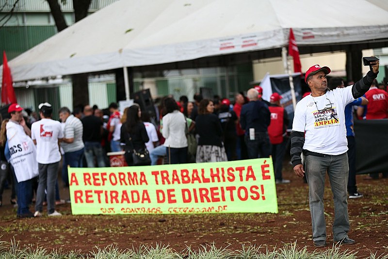 Centrais sindicais realizam manifestação contra a reforma trabalhista, na Esplanada dos Ministérios