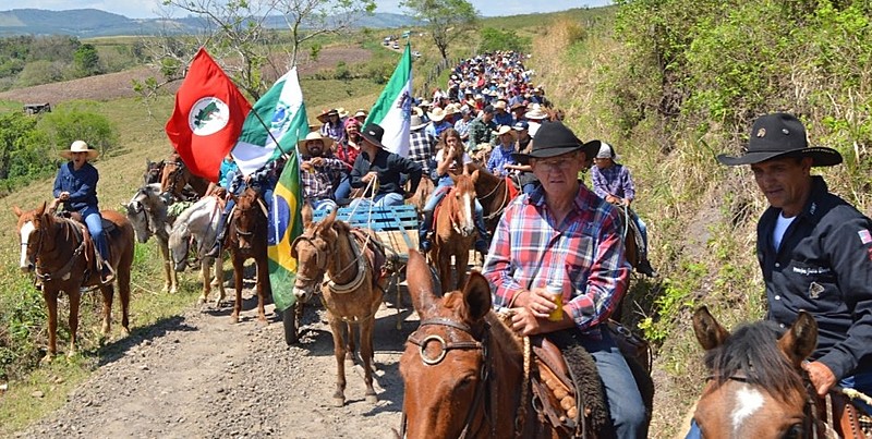 Cavalgada teve mais de 500 cavaleiros e almoço com churrasco gratuito para cerca de 2 mil pessoas