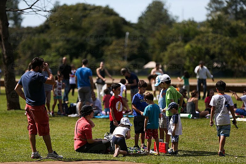 No Dia Mundial do Brincar, em 28 de maio, crianças aproveitam brincadeiras ao ar livre em Brasília