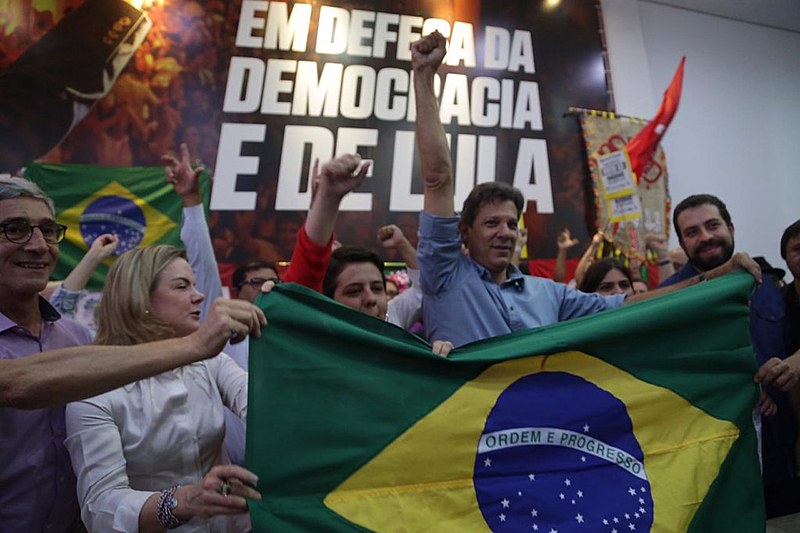 Haddad é aplaudido por militantes após ato organizado pelas Frentes Brasil Popular e Povo Sem Medo