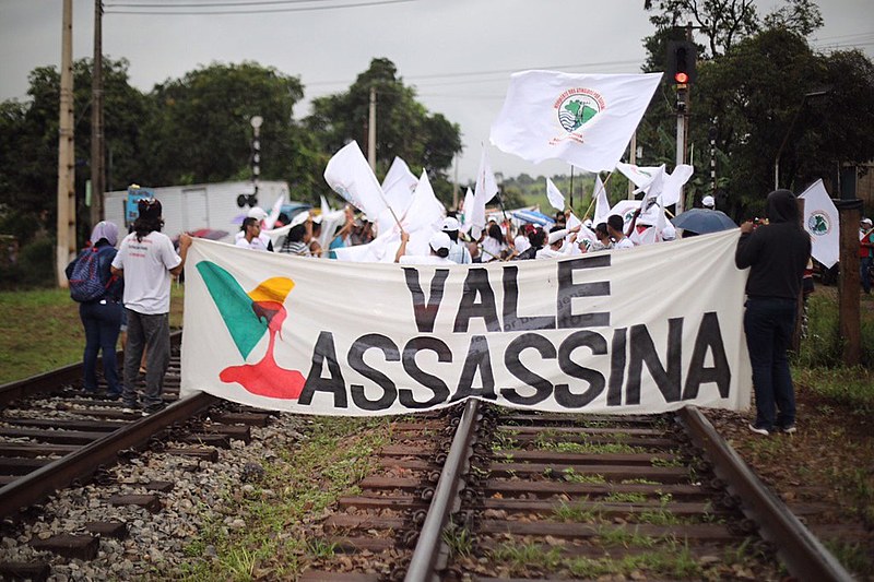 Manifestantes exigem que a mineradora paralise toda a circulação de minério ao longo de todo o dia 25