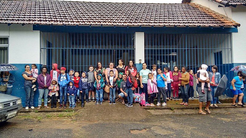 Mobilização de pais, alunos e educadores em frente a Escola Municipal Maria Euquépia