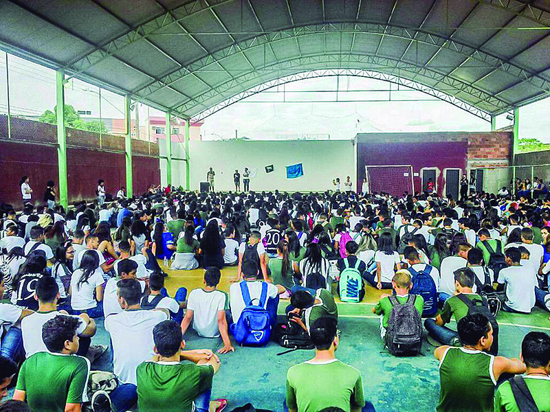 Alunos da Escola Estadual Rosa Canuta, de Ipatinga (MG), votam pela ocupação do local