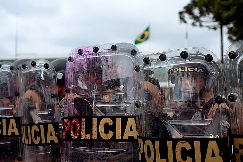 "A polícia não está dando conta, ela tapa o sol com a peneira", afirma a professora