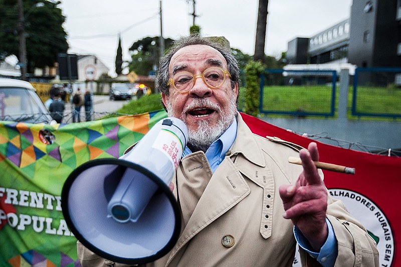 Morais visitou a Vigília Lula Livre, em frente à Superintendência da Polícia Federal, onde o ex-presidente Lula está preso há 188 dias