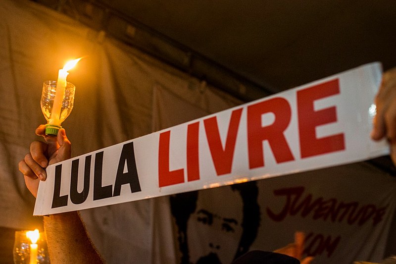 Luzes para Lula na Vigília #LulaLivre na última sexta-feira (30), que completou 241 dias de resistência à prisão política do ex-presidente