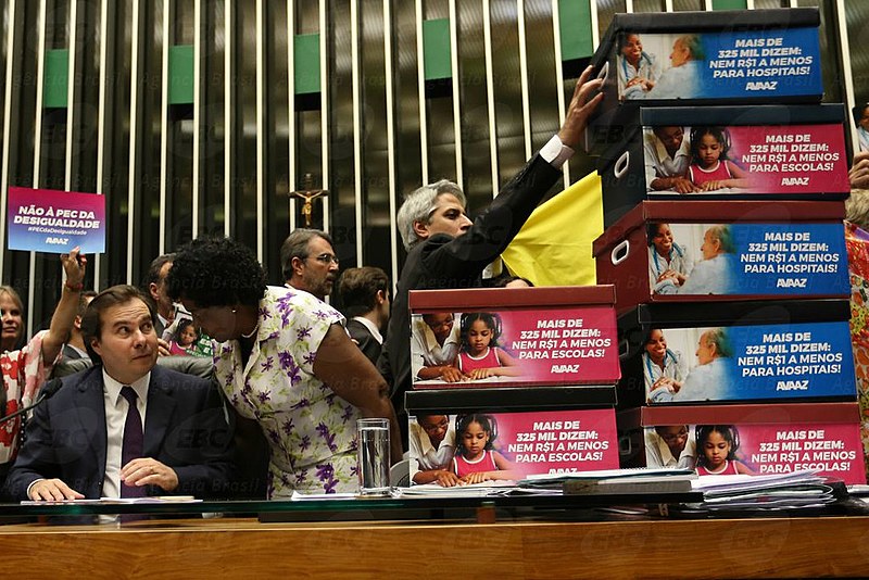Sob protestos, Câmara dos Deputados aprova PEC 241 em segundo turno