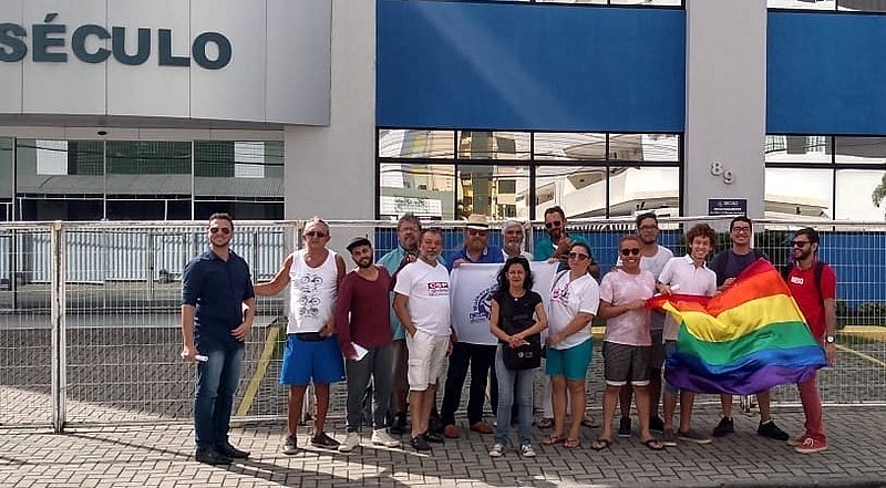 Manifestantes fazem ato em frente ao colégio Século