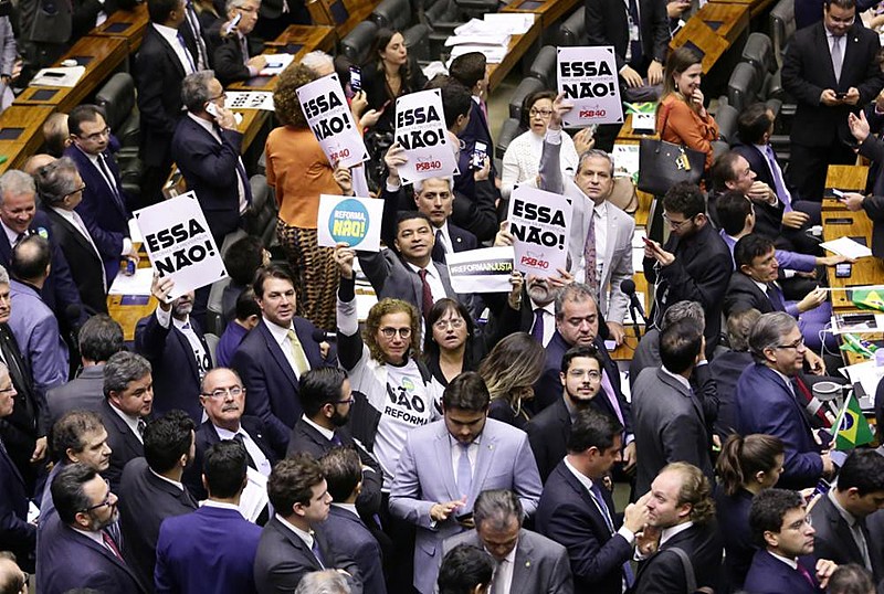Plenário da Câmara dos Deputados votou texto da reforma da Previdência em clima eletrizante e sob protestos de opositores