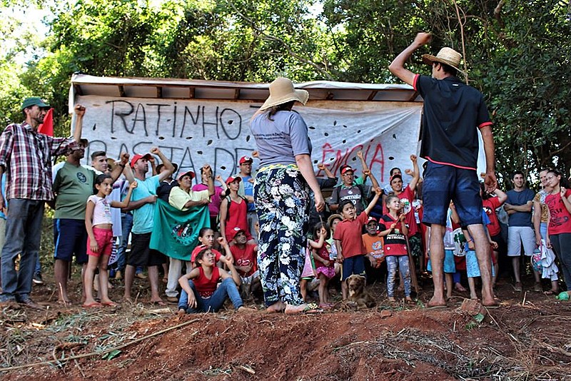 Famílias se unem contra ameaças feitas pelo governo paranaense