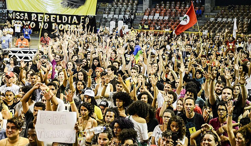 Realizado em um momento complicado do país, o acampamento aproveita a potência de indignação dos jovens