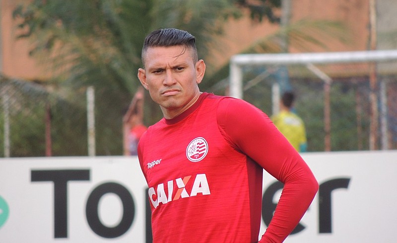A boa entrada de Rafael Oliveira coloca em questionamento a vaga de titular de Wallace Pernambucano