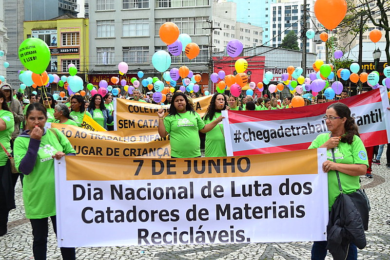 Faixas, balões, apitos e foguetem foram utilizados para dar visibilidade à ação