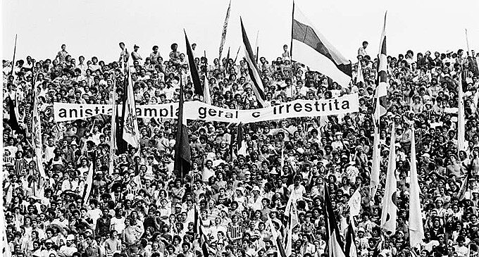 A primeira faixa pela anistia aberta publicamente foi num jogo do Corinthians e Santos, em 1989 no Morumbi