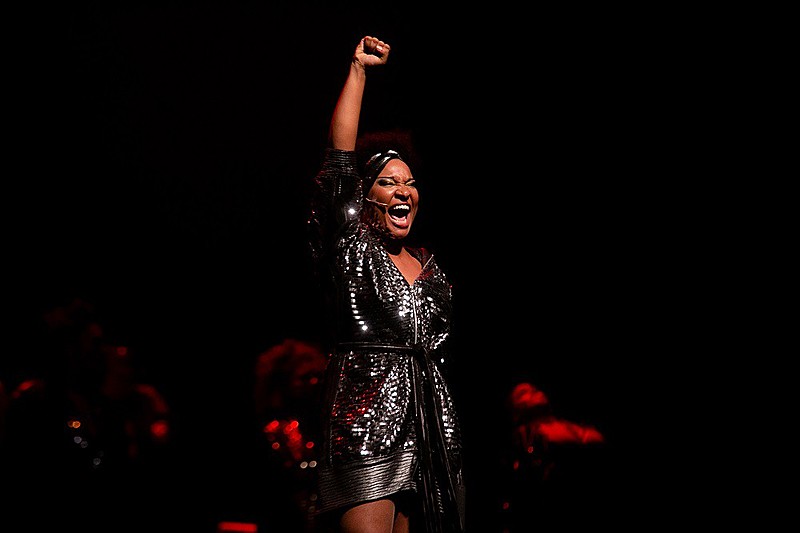 "Falar estilhaça a máscara do silêncio", diz Larissa Luz no musical "Elza".