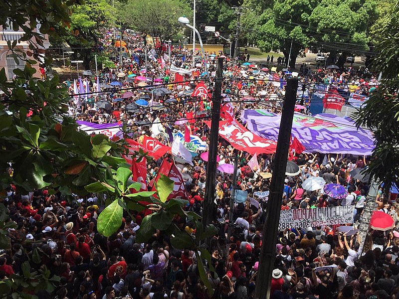 "Os cortes às universidades atingem diretamente soberania no país", afirmou um dos manifestantes