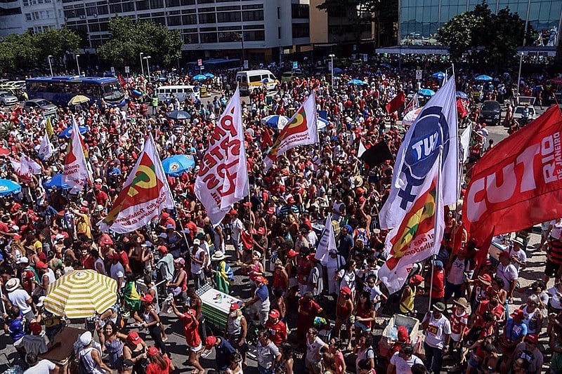 Ato na orla de Copacabana, no Rio de Janeiro, na manhã deste domingo (17)
