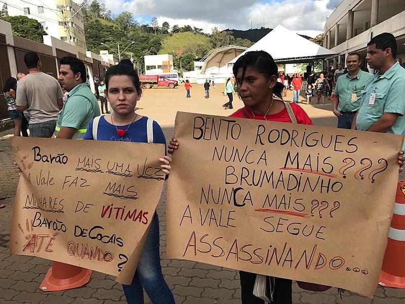 Moradores protestaram em treinamento de evacuação da cidade, neste sábado (18)
