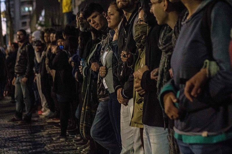 No Colégio Pedro Macedo, no bairro Portão, centenas de pessoas formaram uma corrente humana para defender a ocupação