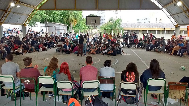 A Assembleia Estadual das Escolas Ocupadas acontece no Colégio Estadual Loureiro Fernandes, localizado no bairro Juvevê, em Curitiba