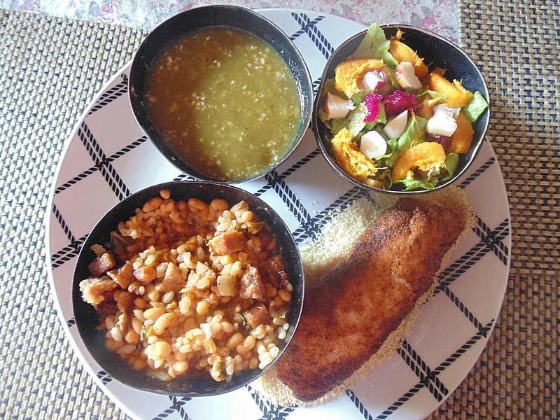 Pyra (peixe filhote) com tacacarana, lundu e salada com verduras da época