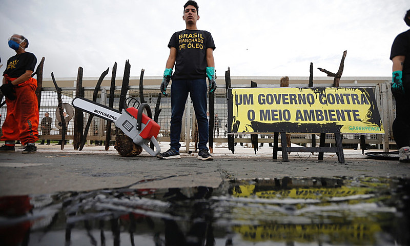 Manifestante em frente ao Palácio do Planalto, em Brasília