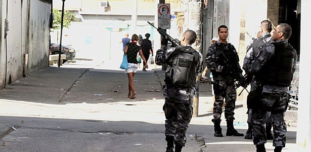 Bope invadiu a Cidade de Deus depois que um helicóptero caiu na noite de sábado (19)