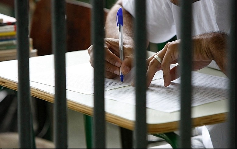 70% dos presos não concluíram a educação básica, apenas 8% terminaram o ensino médio e menos de 1% chegou ao ensino superior.