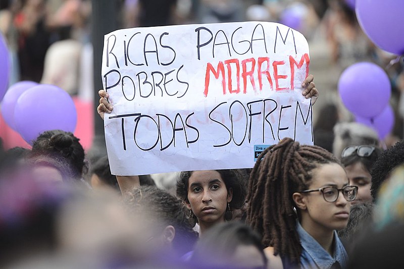 Em março de 2016, mulheres protestam no Rio de Janeiro em defesa da legalização do aborto