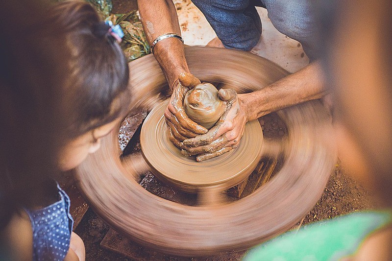 A "moringa" ou "bilha" é um recipiente para guardar água de origem indígena e africana, feita a partir da modelagem do barro.