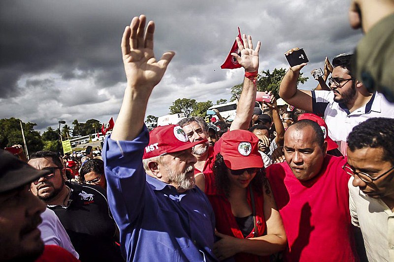 Lula visitou a casa de um acampado e seguiu para uma "mística", quando "entregaram" simbolicamente o ex-presidente para Sergipe.