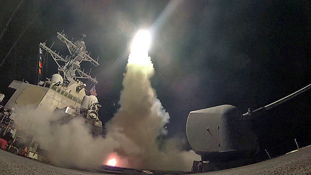 Imagem cedida pela Marinha estadunidense do navio USS Porter lançando um dos mísseis em direção à Síria