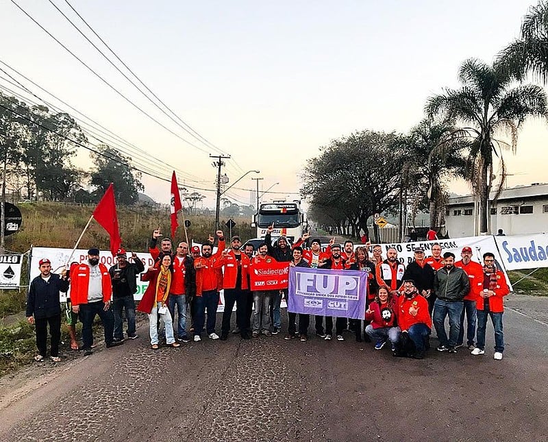 Petroleiros fecharam estradas para protestar contra os ataques do governo contra a Petrobras