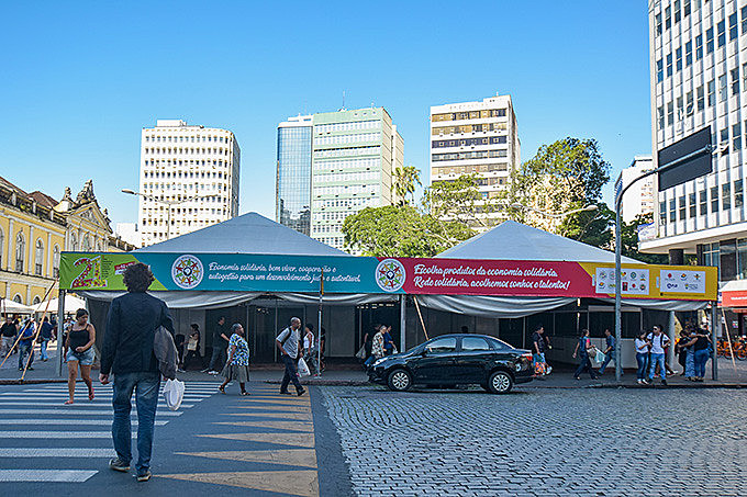 Largo Glênio Peres abriga 475 expositores no centro da capital gaúcha