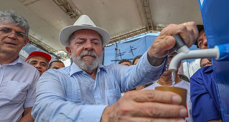 O ex-presidente experimentou a água dessalinizada, após transposição do Rio São Francisco