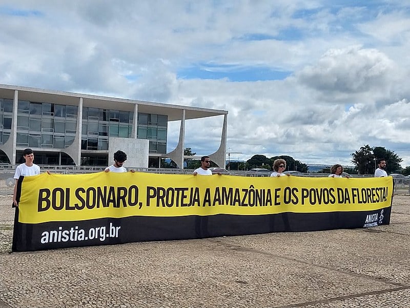 Ato da Anistia Internacional com indígenas entregou um abaixo assinado com 160 mil assinaturas no Palácio do Planalto