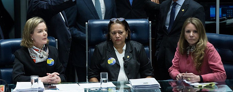 Durante votação da reforma trabalhista no Senado Federal,  senadoras oposicionistas ocuparam a mesa do plenário e tentaram barrar a votação