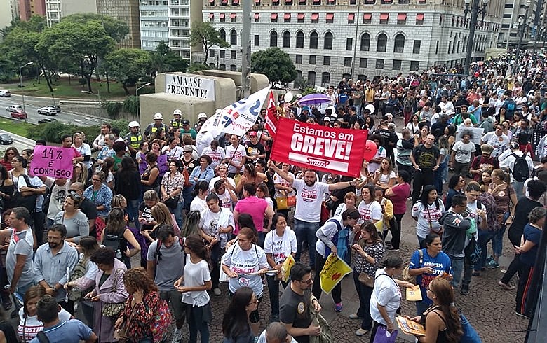 Mobilização na frente da sede da prefeitura: Covas se negou novamente a receber uma comissão dos trabalhadores