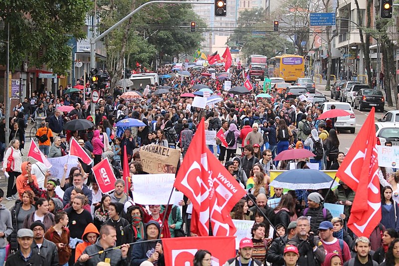 Protesto em defesa da educação com mais de 30 mil manifestantes em Curitiba
