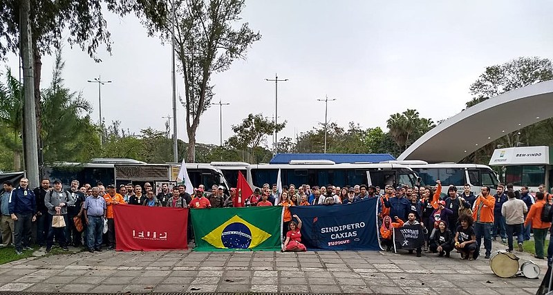 Trabalhadores da Petrobras fizeram paralisações em diversas unidades da empresa no início da manhã. Na foto petroleiros da REDUC