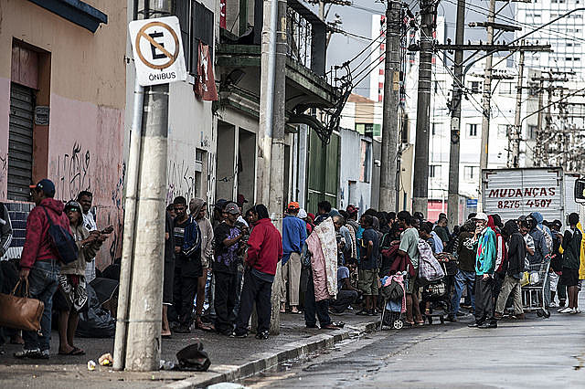 Hotéis sociais que abrigam  cerca de 400 pessoas que circulam na região da cracolândia estariam abandonados pela prefeitura e Iabas