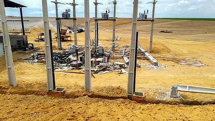 Central de distribuição de energia destruída, em uma das fazendas, na Bahia