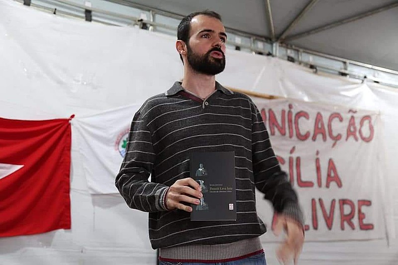 Daniel Giovanaz durante o lançamento de seu livro na Vigília Lula Livre, em Curitiba
