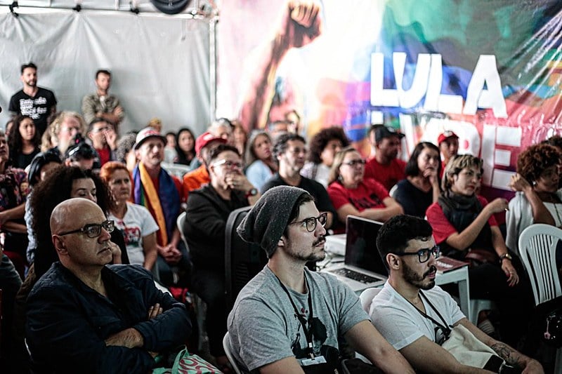 Na tarde de segunda-feira (10), a projeção ocupou a Vigília Lula Livre, com a presença de dezenas de cineastas participantes do Festival.