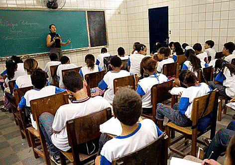 A ideia do governo Witzel é colocar policiais militares de folga dentro das escolas estaduais