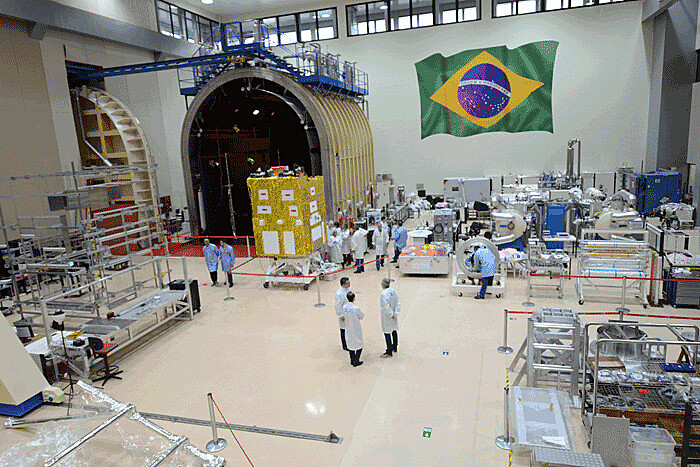 Disputa vem da ditadura militar e ganha projeção novamente no atual governo, que pôs militares no comando do Inpe e da Agência Espacial