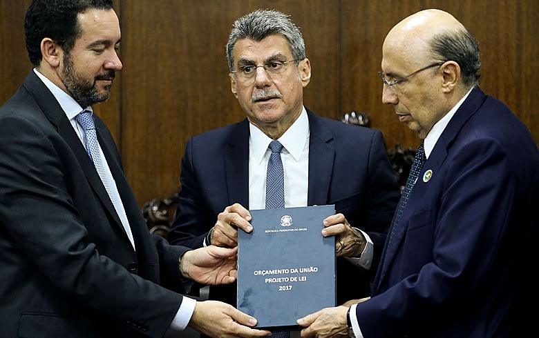 Os ministros do Planejamento, Dyogo Oliveira e da Fazenda, Henrique Meirelles, entregam Orçamento da União 2017 ao 2º vice-presidente do Congresso, senador Romero Jucá.