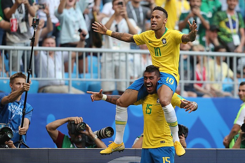 Neymar e Paulinho comemoram a vitória do Brasil sobre o México pelas oitavas da Copa do Mundo